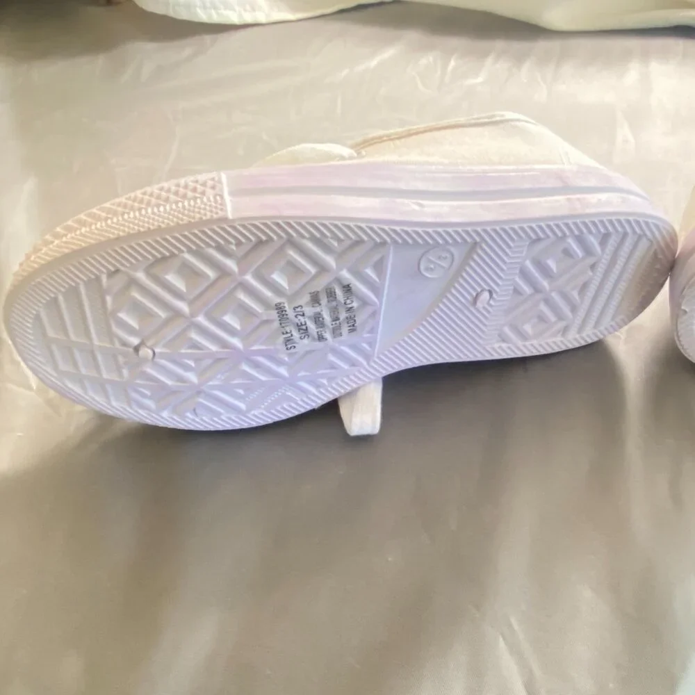 Unbranded Girls white/cream canvas shoes‎ (size 2-3)